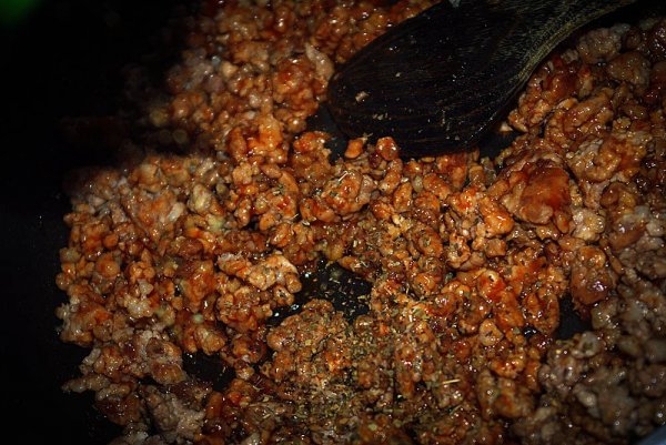 Fűszerek + ketcup + hús Látod, azok a zöld kis "koszdarabok", na az a bazsalikom meg az oregano.