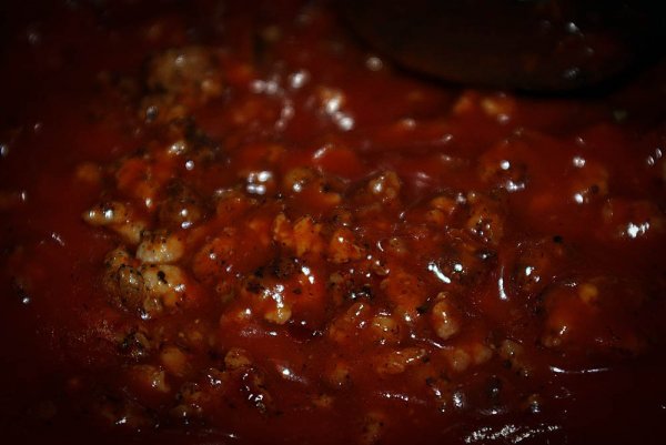 Sűrített paradicsommal meglocsolt fűszeres darált hús. Most itt járunk, nálad is valami hasonlónak kell lennie.