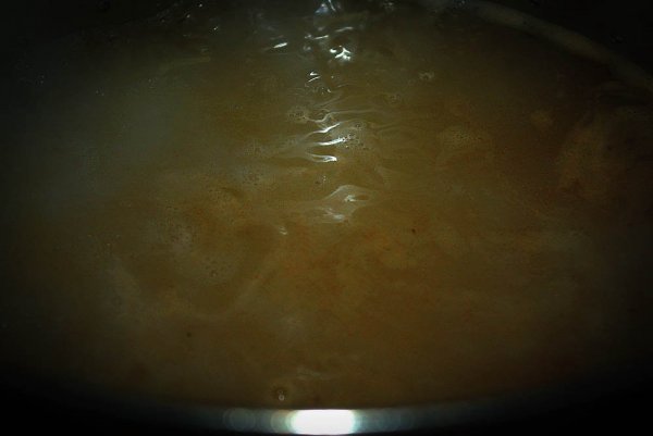 Csúnya egy fotó, de ez a tészta a fazékban. Ha jól megnézed, látszik: ott van benne a buborék.