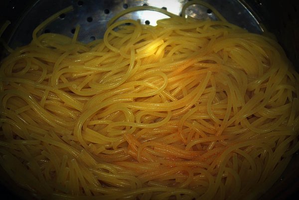 Így kell megdönteni a fazekat. (Semmi baj, az időnként megkavarásból adódik az a pirosas folt, amit látsz, mert a fakanál paradicsomszószos.)