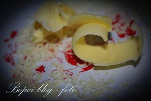 Így kezdjük a tálalást :) Igen, retro, pirosmintás zománcos, pléhtányér, nyuszis :)