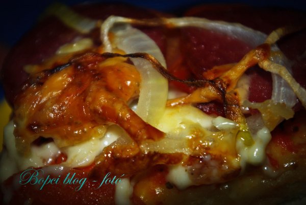 Magyaros-szalámis pizza