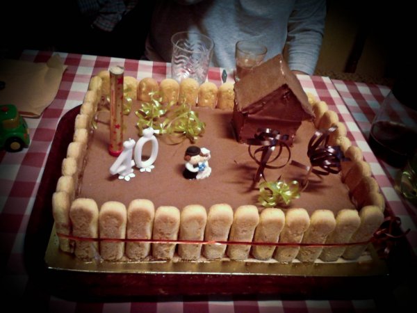 Torta. Nem látszik igazán, de a szőlőbirtokocska egyik sarka van megjelenítve. Bocsánat a minőségért, csak telefonnal készítettem képet, hisz nem a fotózás volt most a lényeg :)