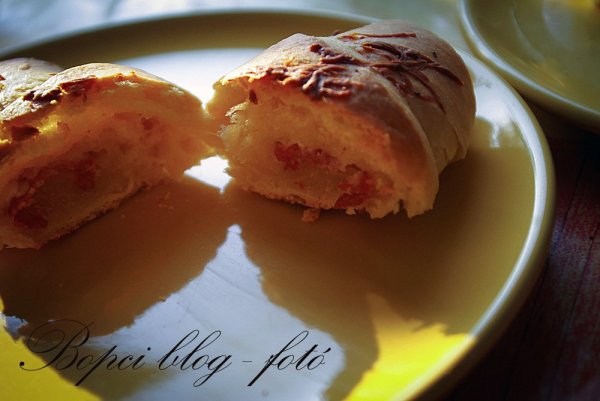 A sajtos-szalámis kifli. Mert a másik fotón pont gőzölög.