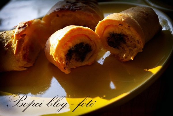 Elöl a csokis, hátul a sajtos-szalámis kifli a reggeli fényben.