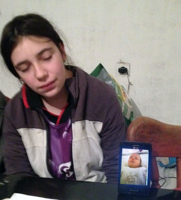 Tercsi Krisztina az elvett kisbabája fényképével