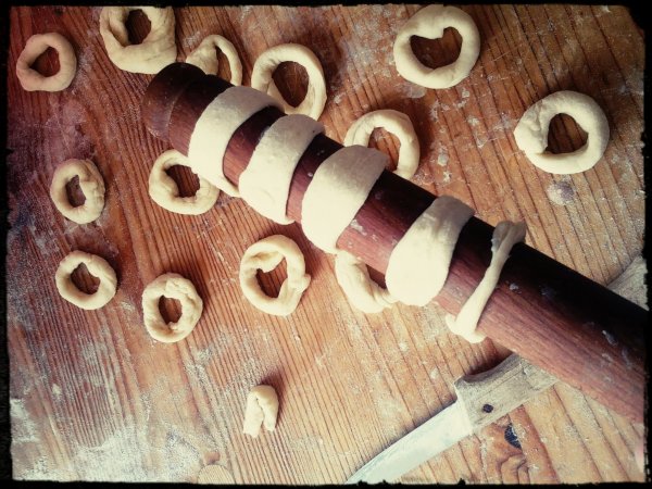 Így kell felcsavarni-tekerni a nyújtófára - és a lehengergetett karikák is láthatóak.