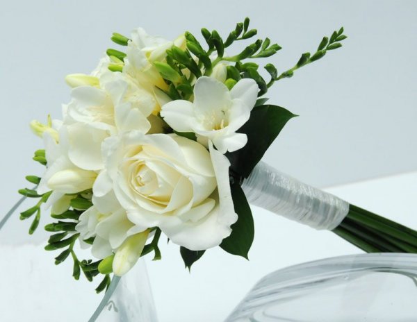 3-Rose-Bouquet-White-Freesia-LG