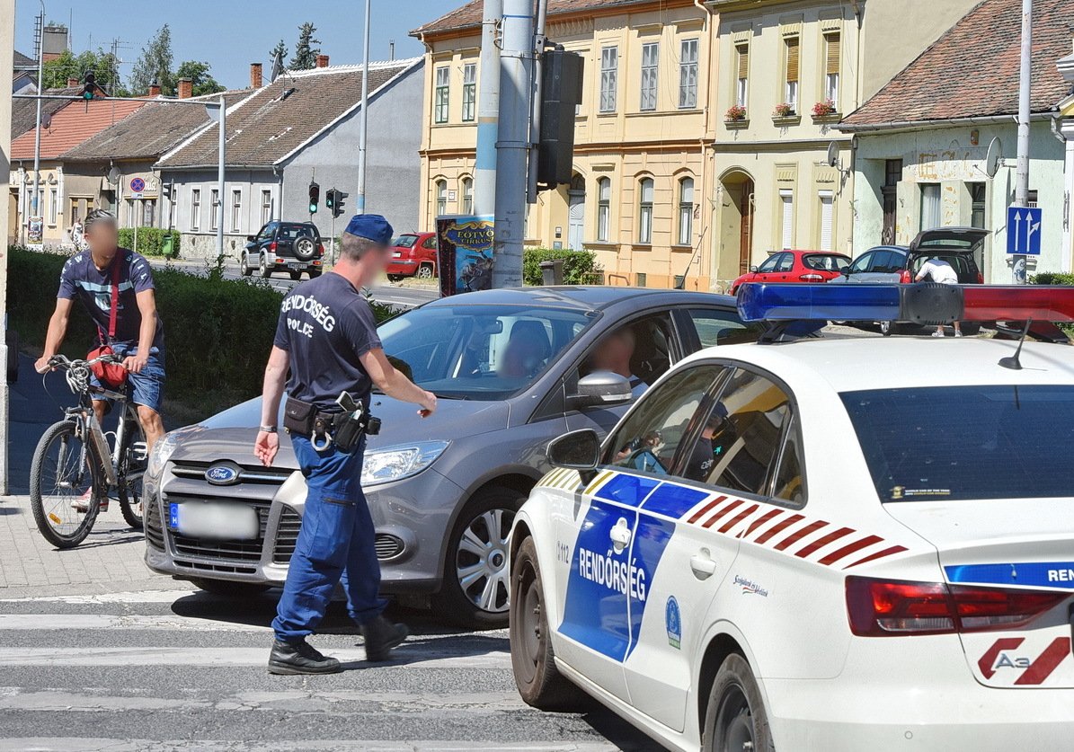 Néhány autóvezetőt nem zavart a rendőrautó, többen is megpróbáltak elslisszolni a szűk helyen Néhány autóvezetőt nem zavart a rendőrautó, többen is megpróbáltak elslisszolni a szűk helyen